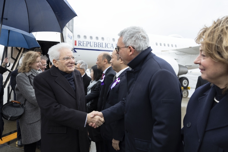 Il Presidente della Repubblica Sergio Mattarella e la Sig.ra Laura all’aeroporto internazionale di Tokyo Haneda, accolto dall’Ambasciatore d’Italia a Tokyo, Gianluigi Benedetti, e Consorte
