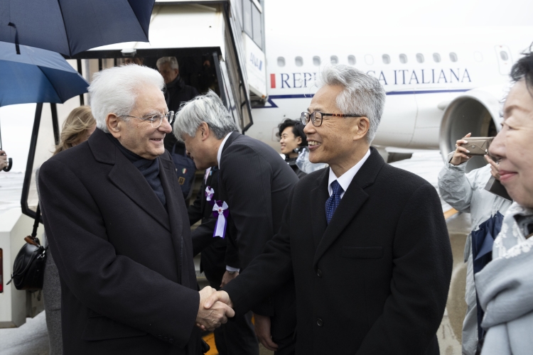 Il Presidente della Repubblica Sergio Mattarella all’aeroporto internazionale di Tokyo Haneda,in occasione della visita Ufficiale
