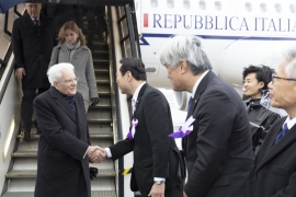 Il Presidente della Repubblica Sergio Mattarella all’aeroporto internazionale di Tokyo Haneda, accolto dal Vice Ministro per gli Affari Esteri, Hisayuki Fujii
