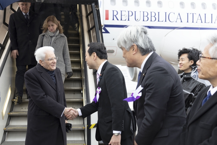 Il Presidente della Repubblica Sergio Mattarella all’aeroporto internazionale di Tokyo Haneda, accolto dal Vice Ministro per gli Affari Esteri, Hisayuki Fujii
