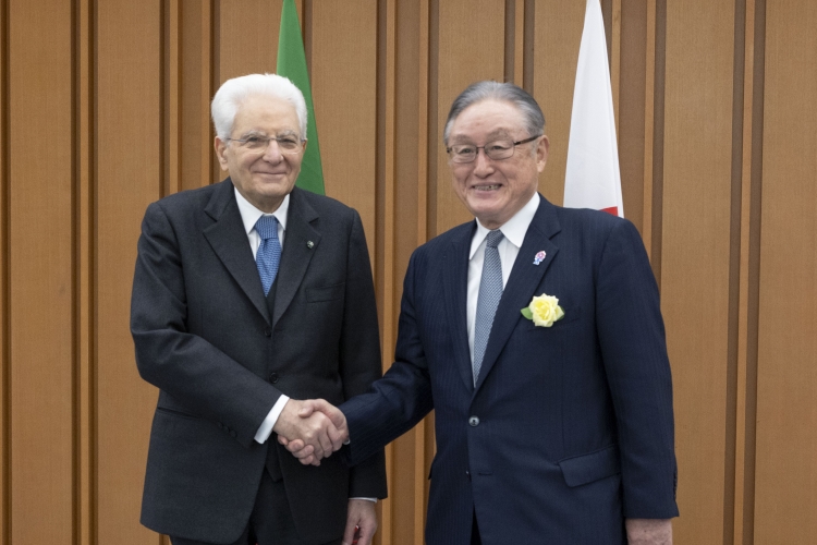Il Presidente Mattarella al Keidanren, sede della Confindustria giapponese, accolto dal Vice Presidente e Presidente del Comitato per l’Europa del Keidanren, Toshiaki Higashihara
