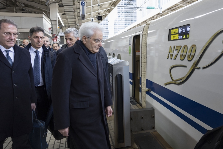 Il Presidente della Repubblica Sergio Mattarella alla stazione centrale di Tokyo, per il trasferimento in treno Shinkansen alla volta di Kyoto