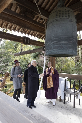 Il Presidente della Repubblica Sergio Mattarella visita il Tempio Kinkaku-ji
