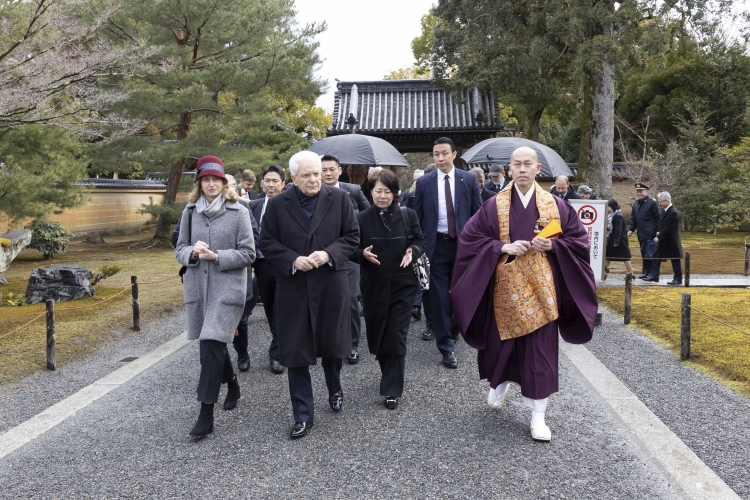 Il Presidente della Repubblica Sergio Mattarella visita il Tempio Kinkaku-ji
