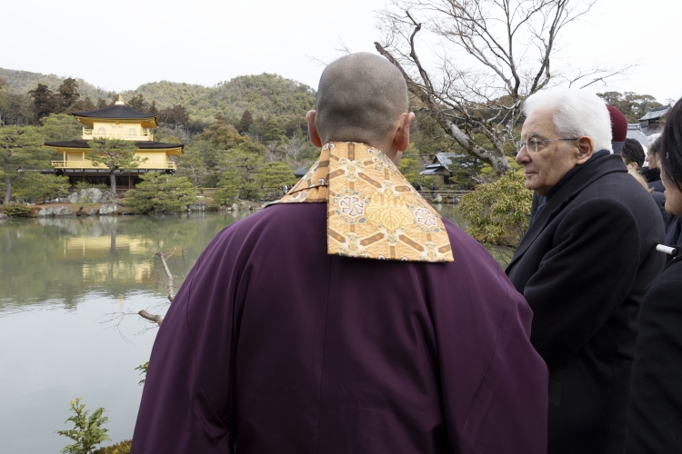 Il Presidente della Repubblica Sergio Mattarella visita il Tempio Kinkaku-ji
