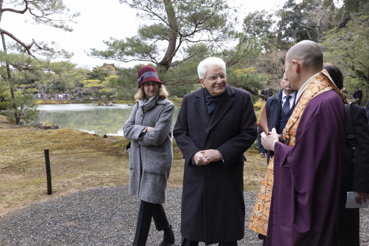 Il Presidente della Repubblica Sergio Mattarella visita il Tempio Kinkaku-ji
