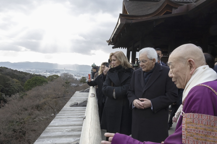 Il Presidente Mattarella visita il Tempio buddista Kiyomizu-dera
