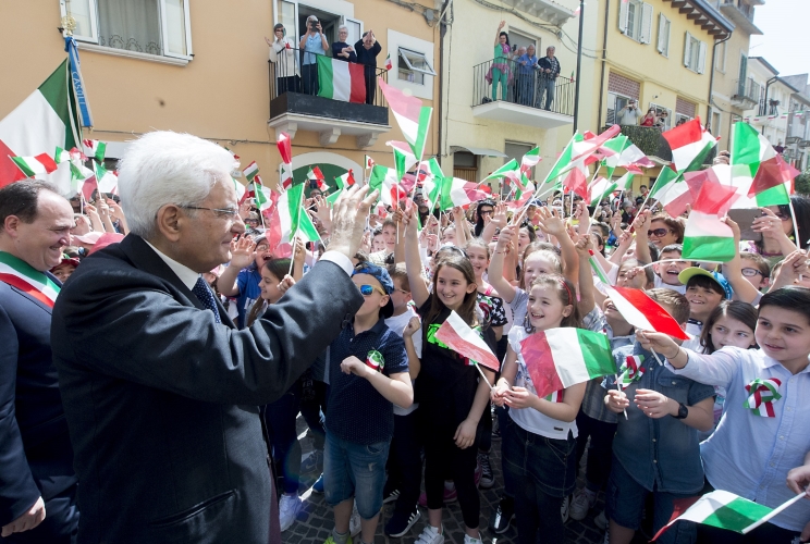 Il Presidente Sergio Mattarella con il Sindaco di Casoli, 