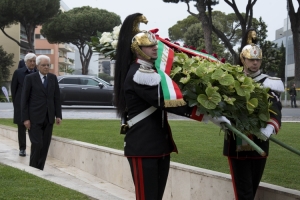 Il Presidente Sergio Mattarella depone una corona di fiori 