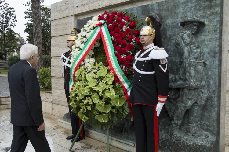 Il Presidente Sergio Mattarella depone una corona di fiori al monumento dedicato alle vittime sul lavoro