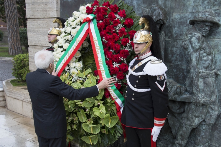 Il Presidente Sergio Mattarella depone una corona di fiori sul monumento