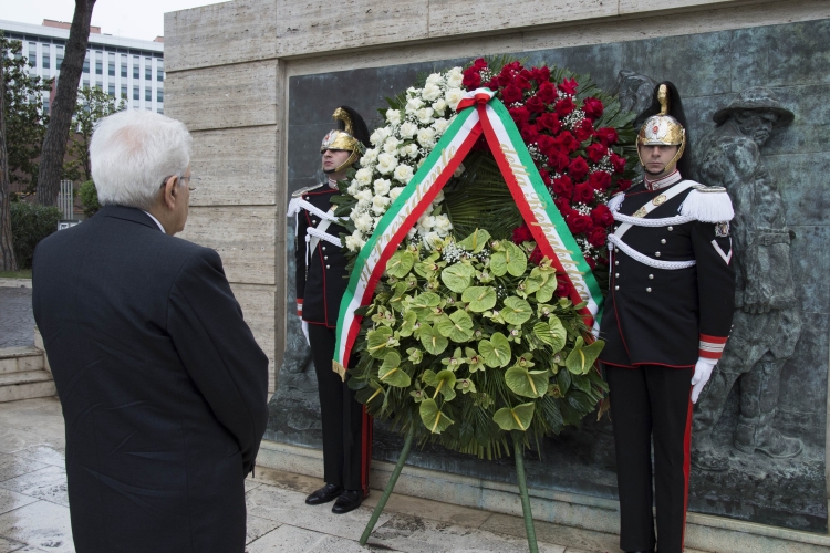 Il Presidente Sergio Mattarella depone una corona di fiori sul monumento