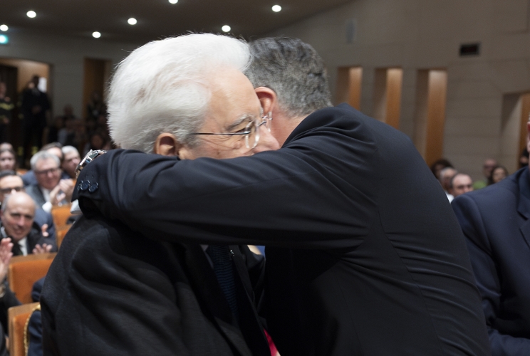 L'abbraccio tra il Presidente della Repubblica Sergio Mattarella e il Presidente emerito della Repubblica di Slovenia Borut Pahor alla cerimonia di conferimento del Premio "Santi Ilario e Taziano - Città di Gorizia"