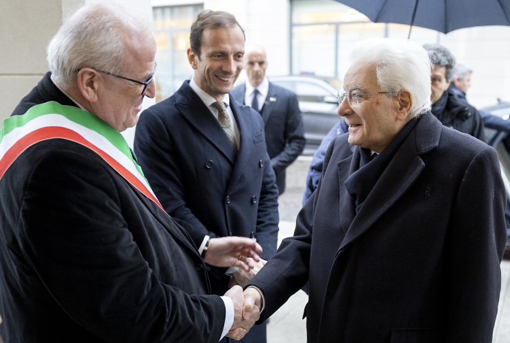 Il Presidente della Repubblica Sergio Mattarella saluta Massimiliano Fedriga, Presidente della Regione Autonoma Friuli Venezia Giulia, Rodolfo Ziberna e il Sindaco di Gorizia, in occasione della cerimonia di conferimento del Premio "Santi Ilario e Taziano - Città di Gorizia"