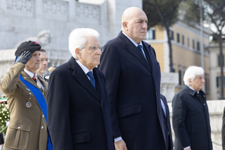 Il Presidente Sergio Mattarella, e le più Alte Cariche dello Stato, in occasione della deposizione di una corona d’alloro sulla Tomba del Milite Ignoto, nella ricorrenza della Giornata dell’Unità Nazionale
