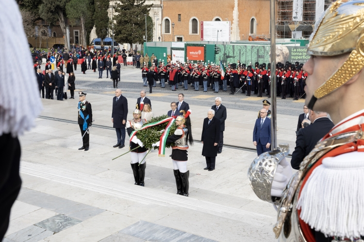 Il Presidente Sergio Mattarella, e le più Alte Cariche dello Stato, in occasione della deposizione di una corona d’alloro sulla Tomba del Milite Ignoto, nella ricorrenza della Giornata dell’Unità Nazionale
