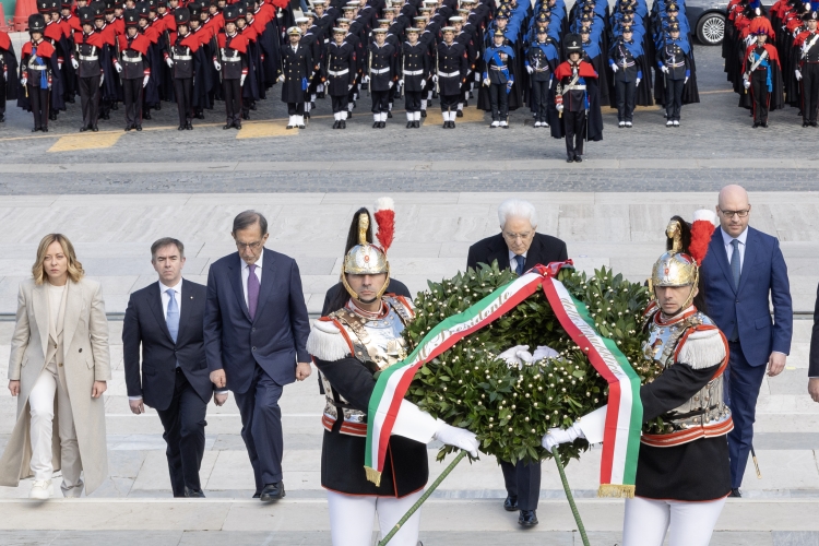 Il Presidente Sergio Mattarella, e le più Alte Cariche dello Stato, in occasione della deposizione di una corona d’alloro sulla Tomba del Milite Ignoto, nella ricorrenza della Giornata dell’Unità Nazionale
