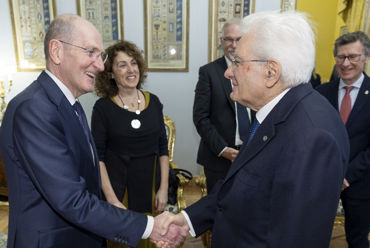 Il Presidente Sergio Mattarella accoglie Nando Paglioncelli, rappresentante dei soci fondatori del CESVI