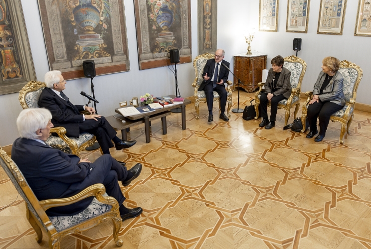 Il Presidente Sergio Mattarella nel corso dell'incontro con il Prof Paolo D'Achille, Presidente dell'Accademia della Crusca, unitamente alla Prof.ssa Rita Librandi e alla Prof.ssa Nicoletta Maraschio, rispettivamente Vice Presidente e Presidente onoraria
