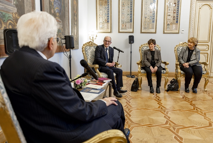 Il Presidente Sergio Mattarella nel corso dell'incontro con il Prof Paolo D'Achille, Presidente dell'Accademia della Crusca, unitamente alla Prof.ssa Rita Librandi e alla Prof.ssa Nicoletta Maraschio, rispettivamente Vice Presidente e Presidente onoraria
