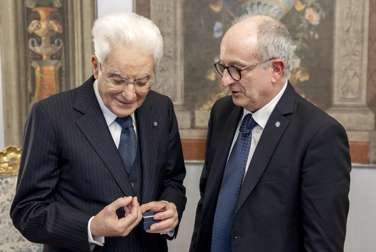 Il Presidente Sergio Mattarella nel corso dell'incontro con il Prof Paolo D'Achille, Presidente dell'Accademia della Crusca