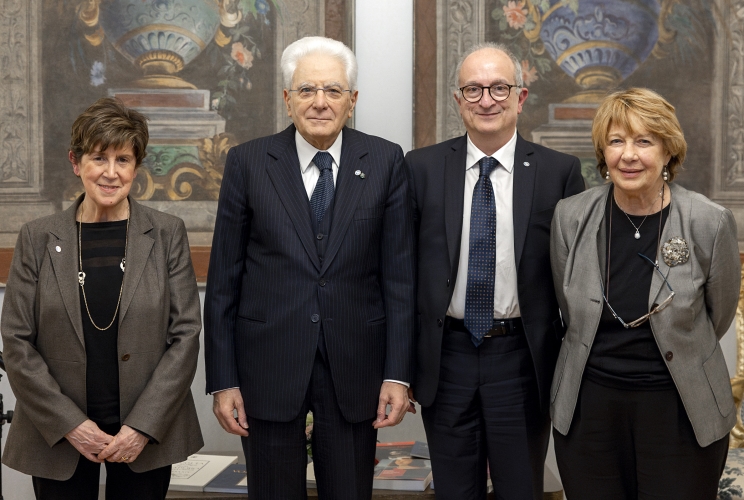 Il Presidente Sergio Mattarella con il Prof Paolo D'Achille, Presidente dell'Accademia della Crusca, unitamente alla Prof.ssa Rita Librandi e alla Prof.ssa Nicoletta Maraschi, rispettivamente Vice Presidente e Presidente onoraria
