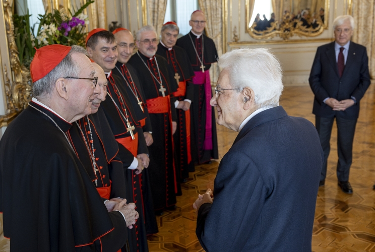 Il Presidente Sergio Mattarella con S.Em. Rev.ma il Cardinale Pietro Parolin, Segretario di Stato di Sua Santità e i Cardinali italiani di nuova nomina