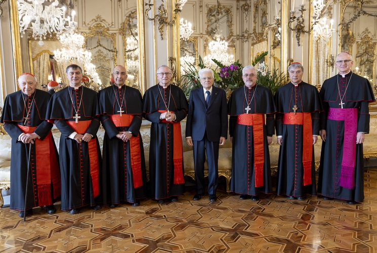 Il Presidente Sergio Mattarella con S.Em. Rev.ma il Cardinale Pietro Parolin, Segretario di Stato di Sua Santità e i Cardinali italiani di nuova nomina, S.Em. Rev.ma il Cardinale Angelo Acerbi, S.Em. Rev.ma il Cardinale Roberto Repole, S.Em. Rev.ma il Cardinale Baldassarre Reina, S.Em. Rev.ma il Cardinale Fabio Baggio, S.Em. Rev.ma il Cardinale Domenico Battaglia e S.E. Rev.ma Mons. Petar Rajič, Nunzio Apostolico in Italia