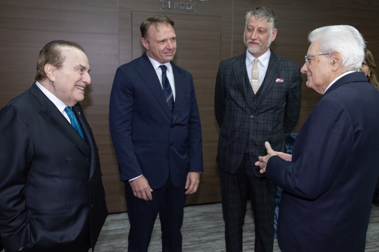 Il Presidente della Repubblica Sergio Mattarella con Francesco Lollobrigida, Ministro dell’agricoltura, della sovranità alimentare e delle foreste, con Alessandro Giuli, Ministro della cultura e con Franco Maria Ricci, presidente della Fondazione Italiana Sommelier dell’olio e del vino, in occasione del 44° Forum dell’Olio e del Vino organizzato dalla Fondazione Italiana Sommelier dell’olio e del vino
