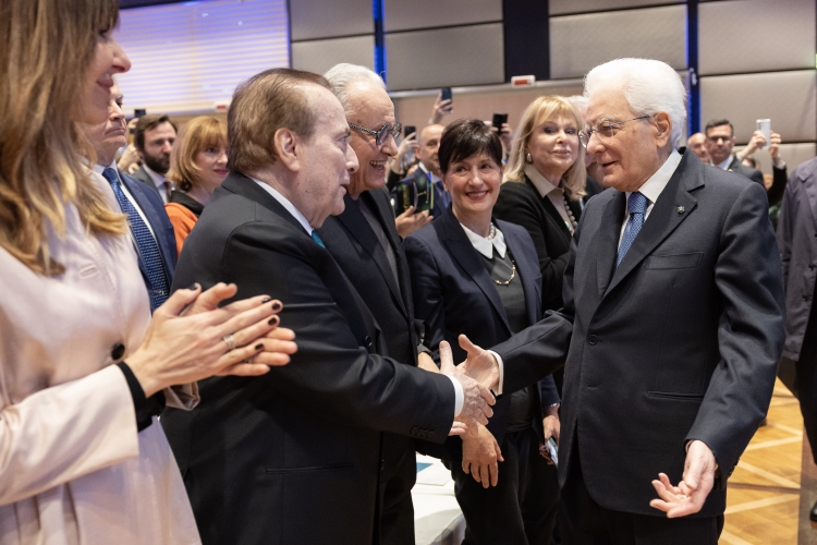 Il Presidente della Repubblica Sergio Mattarella saluta Franco Maria Ricci, presidente della Fondazione Italiana Sommelier dell’olio e del vino, in occasione del 44° Forum dell’Olio e del Vino organizzato dalla Fondazione Italiana Sommelier dell’olio e del vino
