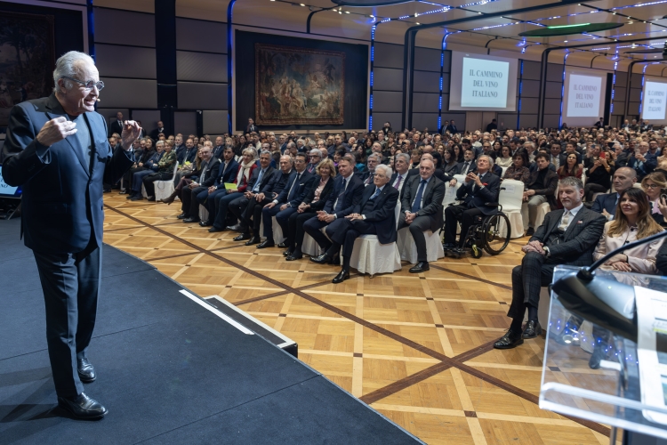 Il Presidente della Repubblica Sergio Mattarella in occasione del 44° Forum dell’Olio e del Vino organizzato dalla Fondazione Italiana Sommelier dell’olio e del vino
