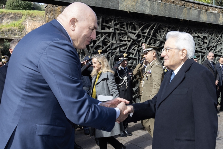 Il Presidente della Repubblica Sergio Mattarella accolto da Guido Crosetto, Ministro della difesa - Rappresentante del Governo, in occasione della cerimonia commemorativa del 81° anniversario dell'eccidio delle Fosse Ardeatine
