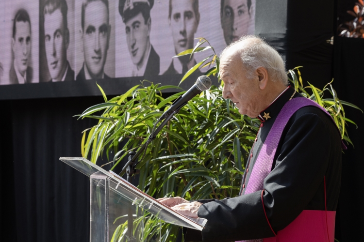 S.E. Rev.ma Mons. Sergio Siddi, Cappellano Militare, eleva una preghiera cattolica
