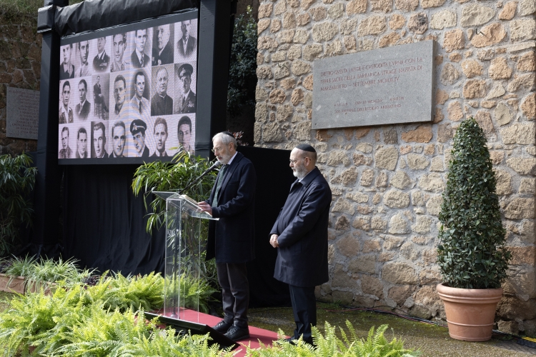 Rav. Riccardo Di Segni, Rabbino Capo della Comunità ebraica di Roma,eleva una preghiera ebraica
