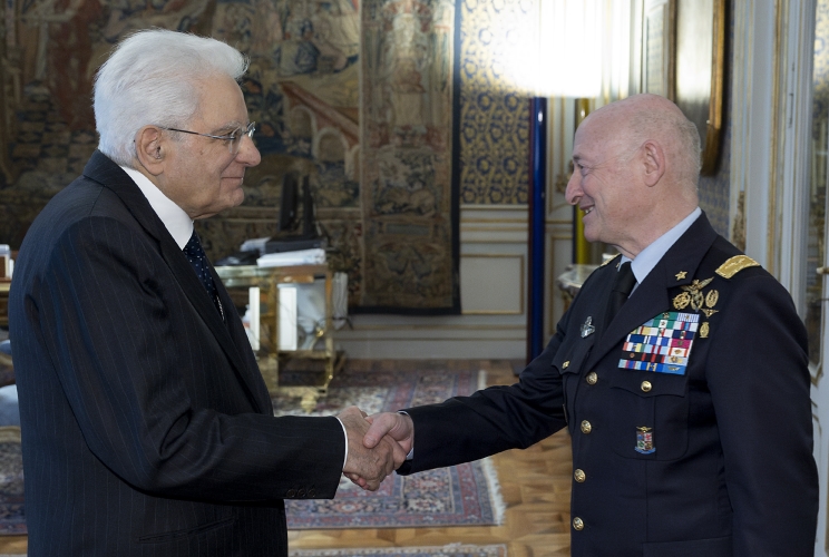 Il Presidente Sergio Mattarella accoglie il Gen. S.A. Luca Goretti, Capo di Stato Maggiore dell’Aeronautica Militare, in occasione del 102° anniversario di fondazione dell’Aeronautica Militare