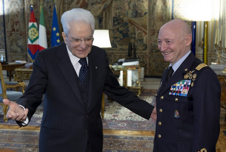 Il Presidente Sergio Mattarella accoglie il Gen. S.A. Luca Goretti, Capo di Stato Maggiore dell’Aeronautica Militare, in occasione del 102° anniversario di fondazione dell’Aeronautica Militare