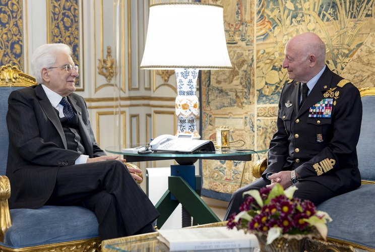 Il Presidente Sergio Mattarella nel corso dell'incontro con il Gen. S.A. Luca Goretti, Capo di Stato Maggiore dell’Aeronautica Militare, in occasione del 102° anniversario di fondazione dell’Aeronautica Militare