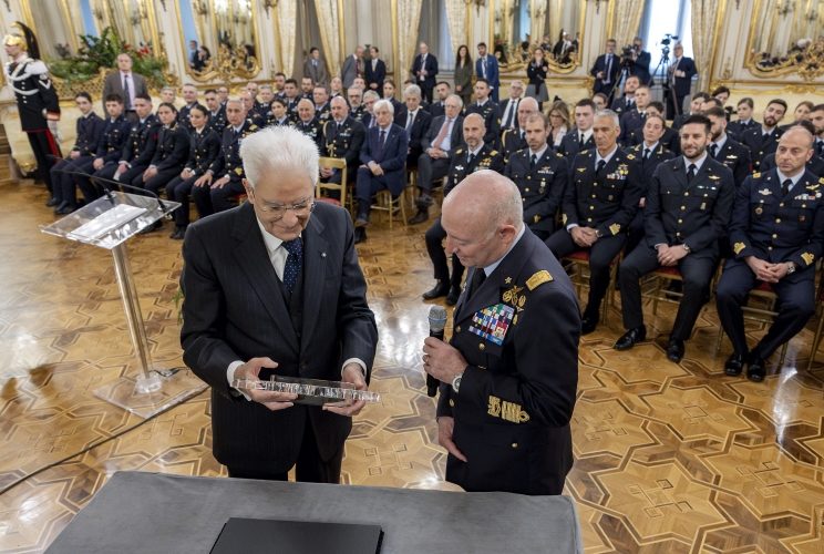 Il Presidente Sergio Mattarella nel corso dell'incontro con il Gen. S.A. Luca Goretti, Capo di Stato Maggiore dell’Aeronautica Militare e una rappresentanza dell’Aeronautica Militare, in occasione del 102° anniversario di fondazione