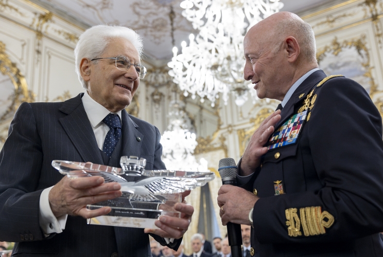 Il Presidente Sergio Mattarella nel corso dell'incontro con il Gen. S.A. Luca Goretti, Capo di Stato Maggiore dell’Aeronautica Militare e una rappresentanza dell’Aeronautica Militare, in occasione del 102° anniversario di fondazione