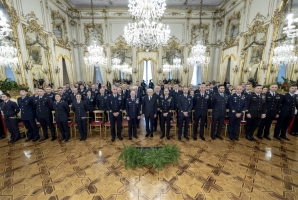 Il Presidente Sergio Mattarella al termine dell'incontro con il Gen. S.A. Luca Goretti, Capo di Stato Maggiore dell’Aeronautica Militare e una rappresentanza dell’Aeronautica Militare, in occasione del 102° anniversario di fondazione