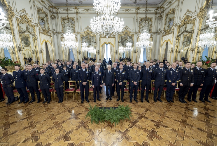Il Presidente Sergio Mattarella al termine dell'incontro con il Gen. S.A. Luca Goretti, Capo di Stato Maggiore dell’Aeronautica Militare e una rappresentanza dell’Aeronautica Militare, in occasione del 102° anniversario di fondazione