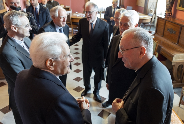 Il Presidente Sergio Mattarella con S.E.R. il Cardinale Pietro Parolin, Segretario di Stato di Sua Santità, Padre Arturo Sosa S.I., Preposito generale della Compagnia di Gesù, Padre Federico Lombardi S.I., Superiore della Comunità e Andrea Riccardi, Fondatore della Comunità di Sant’Egidio, in occasione della cerimonia per il 175° anniversario della rivista "La Civiltà Cattolica"
