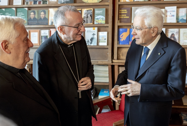 Il Presidente Sergio Mattarella con S.E.R. il Cardinale Pietro Parolin, Segretario di Stato di Sua Santità e Padre Arturo Sosa S.I., Preposito generale della Compagnia di Gesù, in occasione della cerimonia per il 175° anniversario della rivista "La Civiltà Cattolica"
