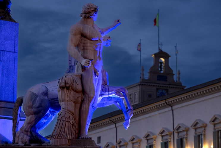 La Fontana dei Dioscuri illuminata di Blu in occasione della "Giornata Mondiale della Consapevolezza dell'Autismo"