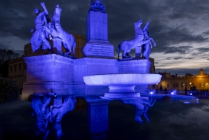 La Fontana dei Dioscuri illuminata di Blu in occasione della "Giornata Mondiale della Consapevolezza dell'Autismo"