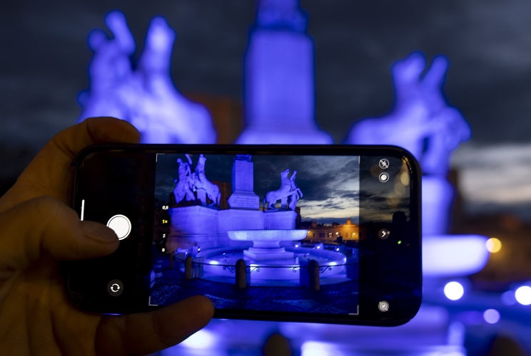 La Fontana dei Dioscuri illuminata di Blu in occasione della "Giornata Mondiale della Consapevolezza dell'Autismo"