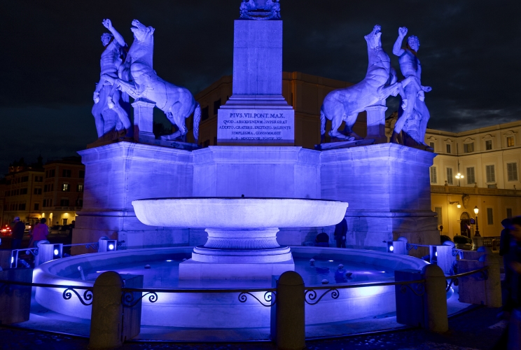 La Fontana dei Dioscuri illuminata di Blu in occasione della "Giornata Mondiale della Consapevolezza dell'Autismo"