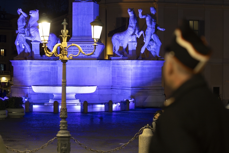 La Fontana dei Dioscuri illuminata di Blu in occasione della "Giornata Mondiale della Consapevolezza dell'Autismo"
