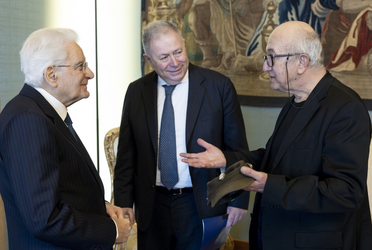 Il Presidente Sergio Mattarella con Giorgio Vittadini e il Maestro Carlo Steiner, autore dell’Opera Premio Sussidiarietà 2025, in occasione dell'incontro con una delegazione della Fondazione per la Sussidiarietà