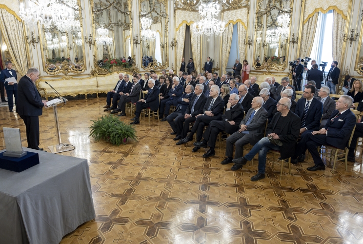 Il Presidente Sergio Mattarella nel corso dell'intervento di Giorgio Vittadini, in occasione dell'incontro con una delegazione della Fondazione per la Sussidiarietà